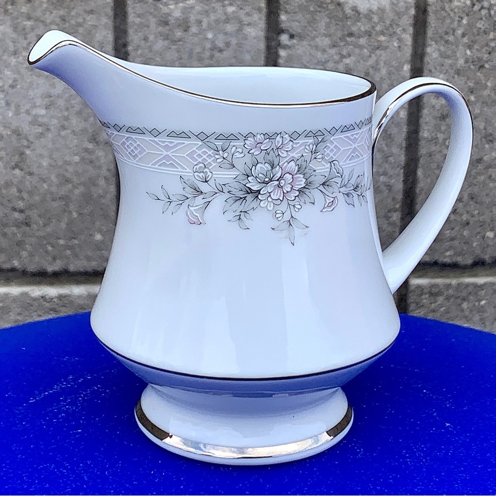 Noritake SWEET LEILANI Platinum Trim 8 oz Creamer